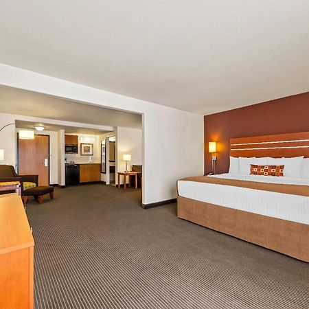 Hotel Wingate By Wyndham Calgary South Extérieur photo
