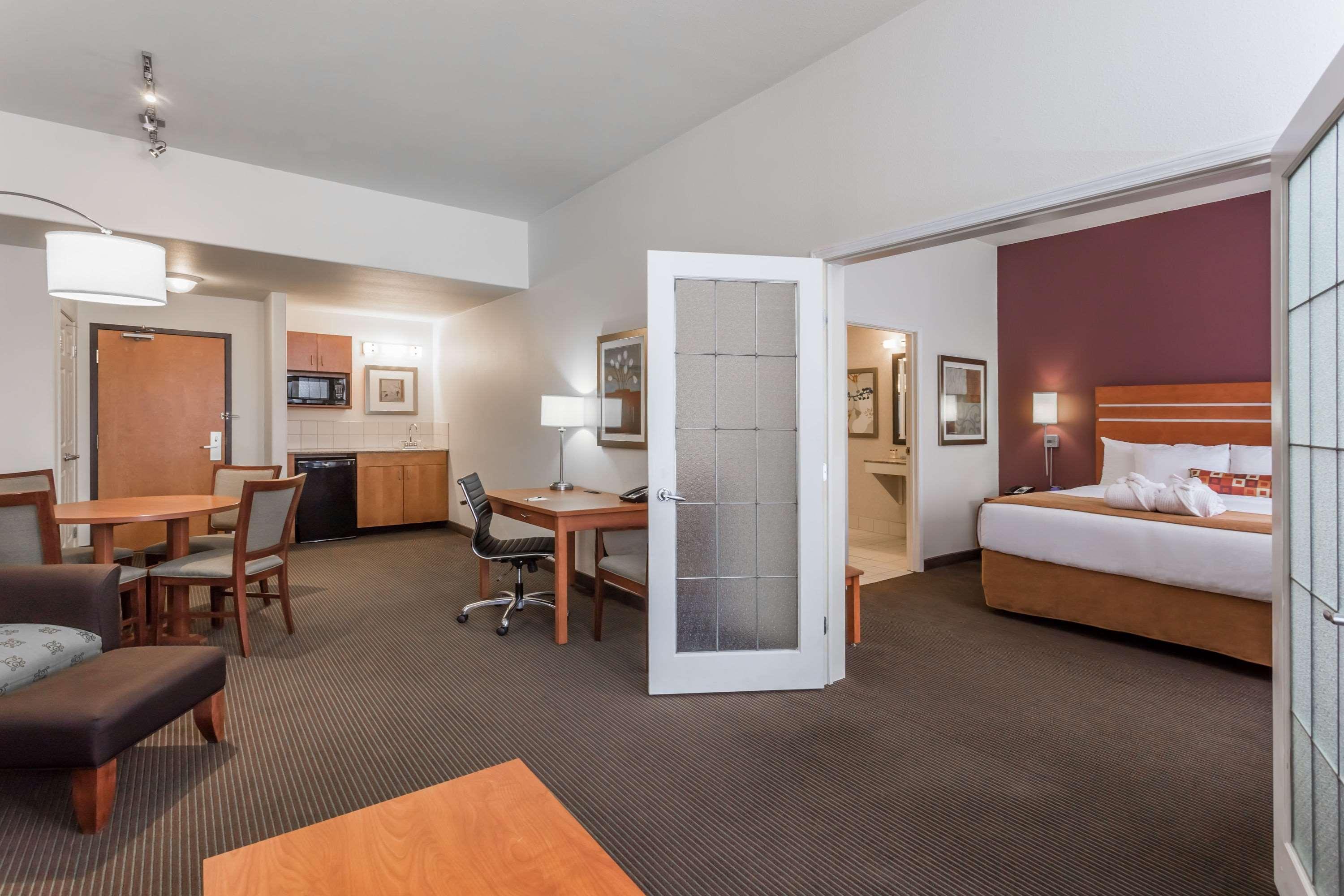 Hotel Wingate By Wyndham Calgary South Extérieur photo
