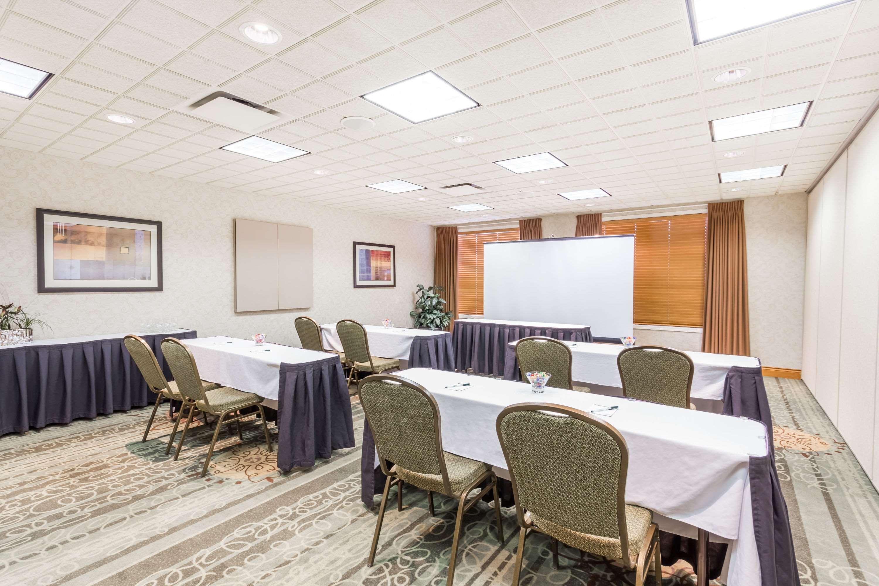 Hotel Wingate By Wyndham Calgary South Extérieur photo