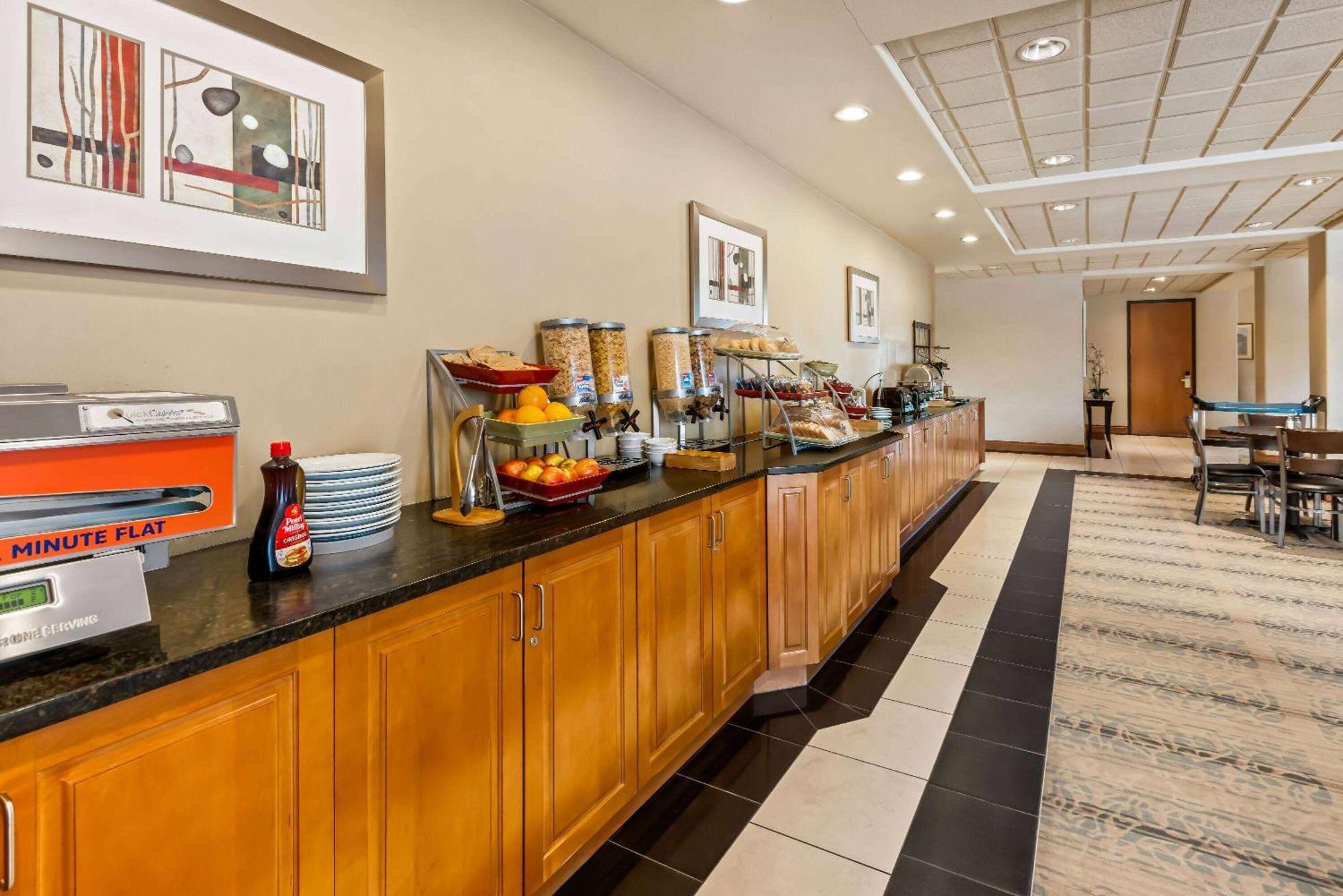 Hotel Wingate By Wyndham Calgary South Extérieur photo