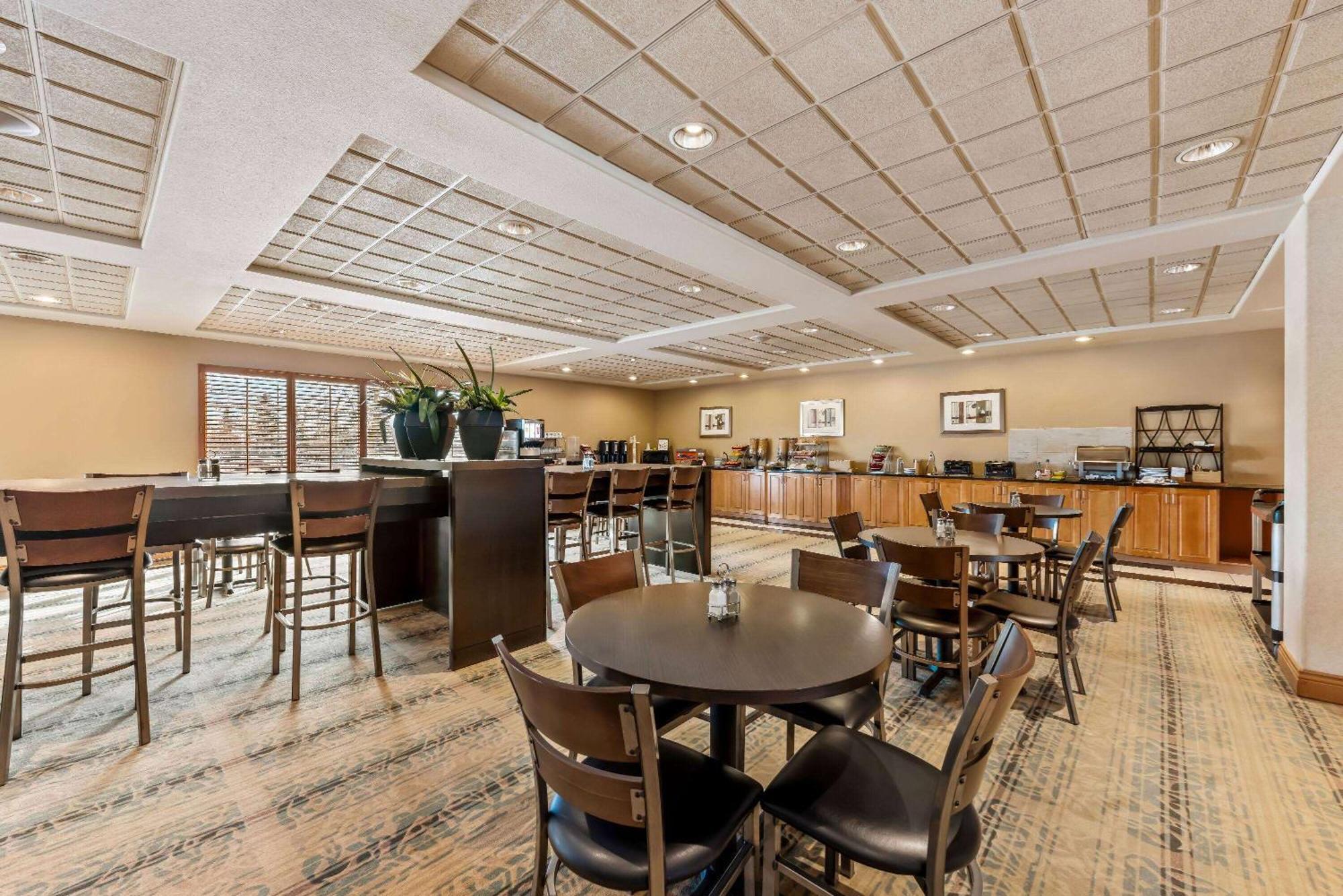 Hotel Wingate By Wyndham Calgary South Extérieur photo