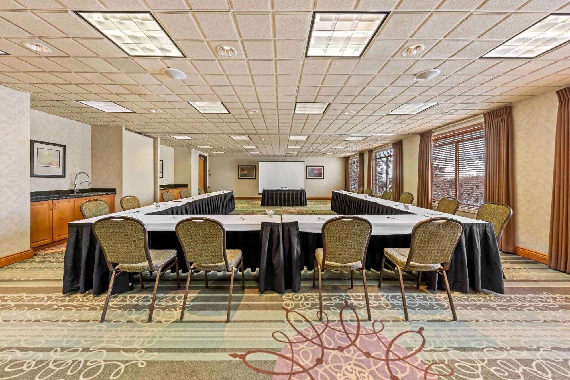 Hotel Wingate By Wyndham Calgary South Extérieur photo