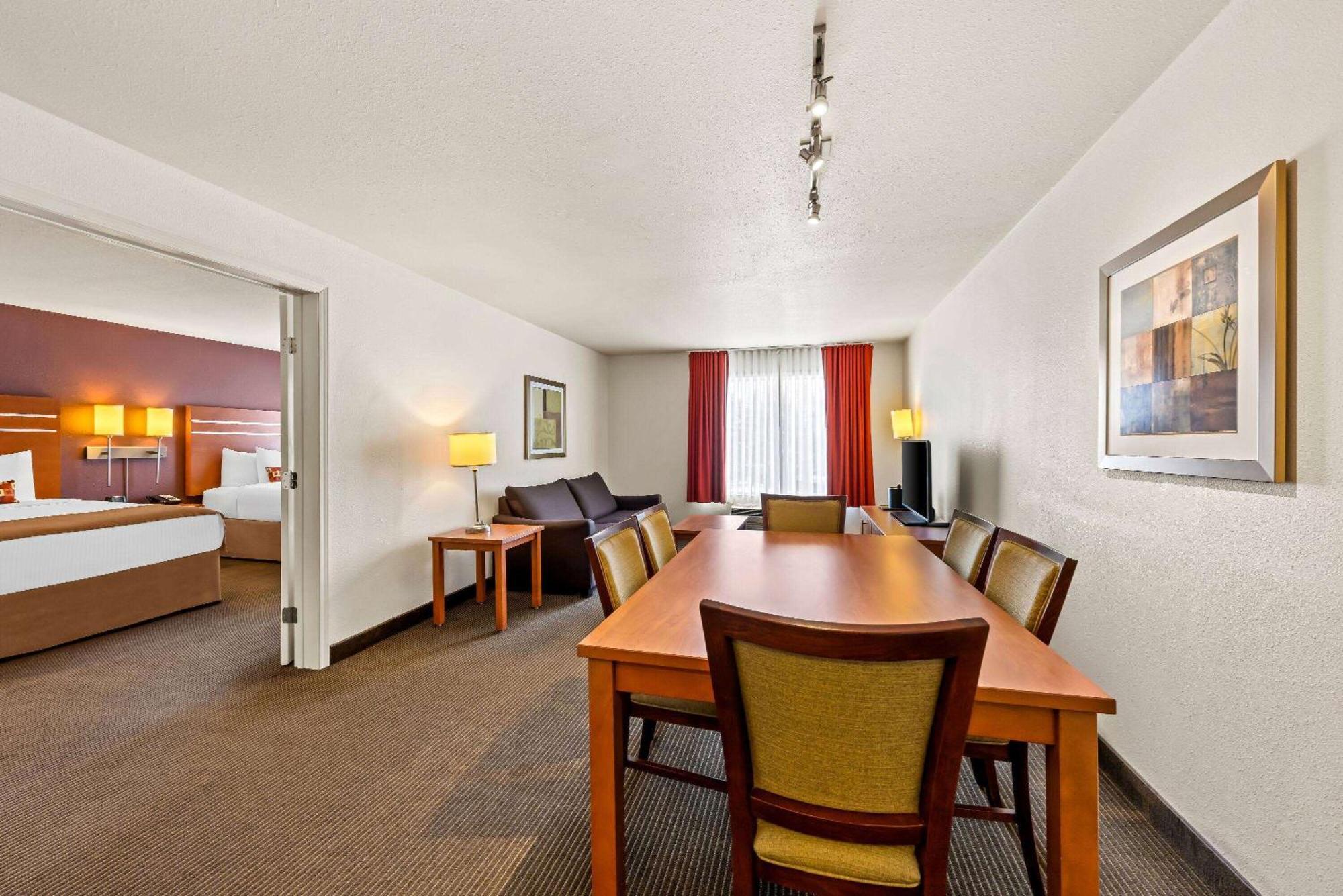 Hotel Wingate By Wyndham Calgary South Extérieur photo