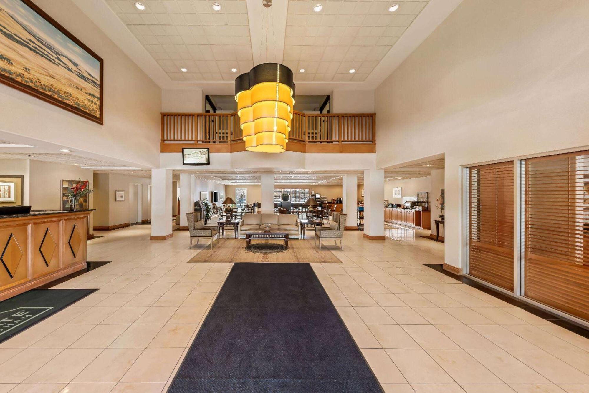 Hotel Wingate By Wyndham Calgary South Extérieur photo