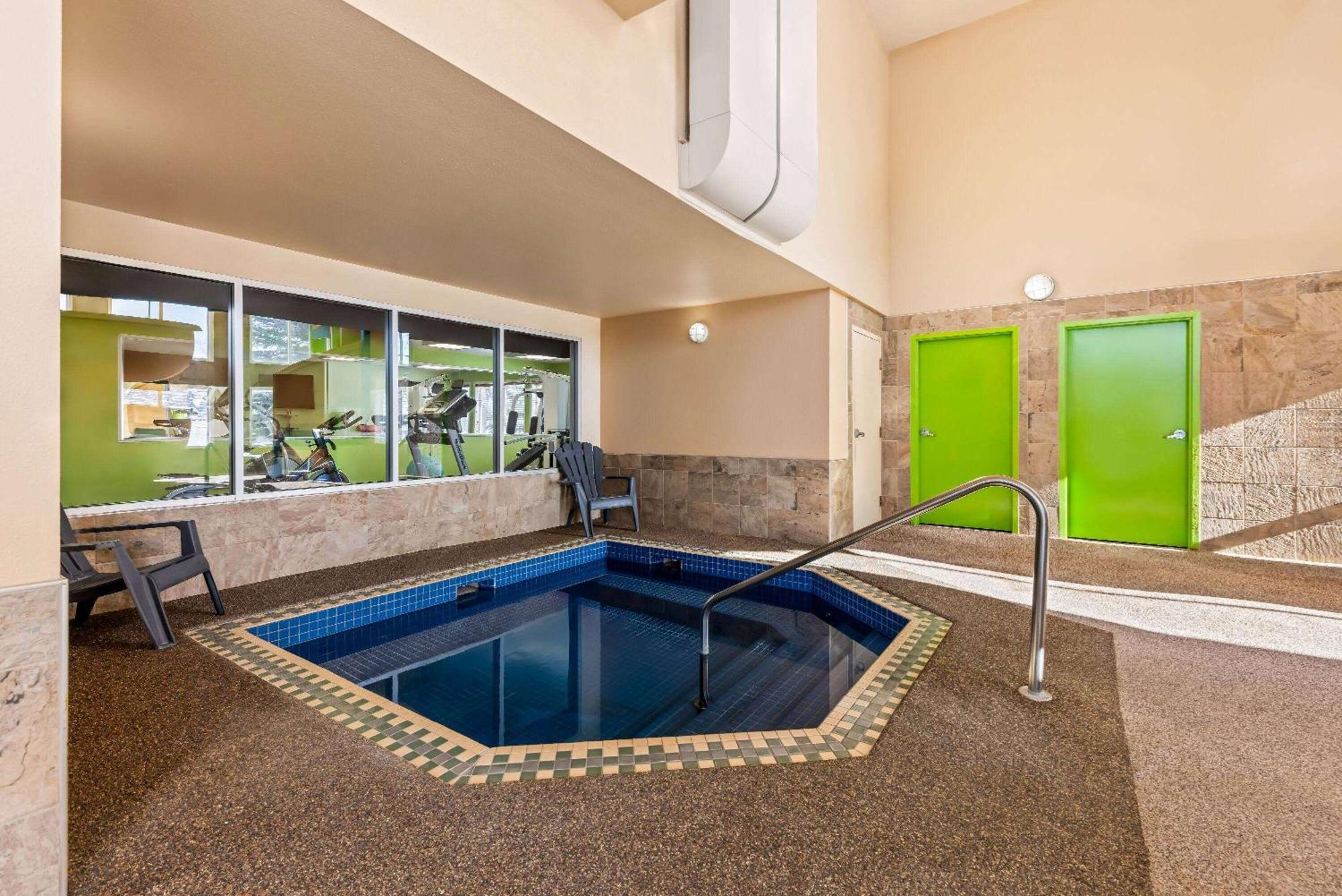Hotel Wingate By Wyndham Calgary South Extérieur photo