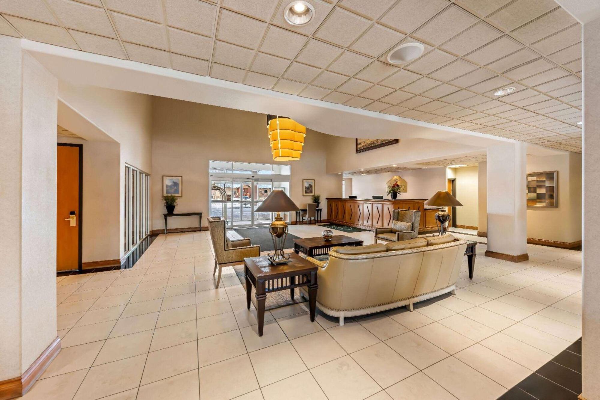 Hotel Wingate By Wyndham Calgary South Extérieur photo