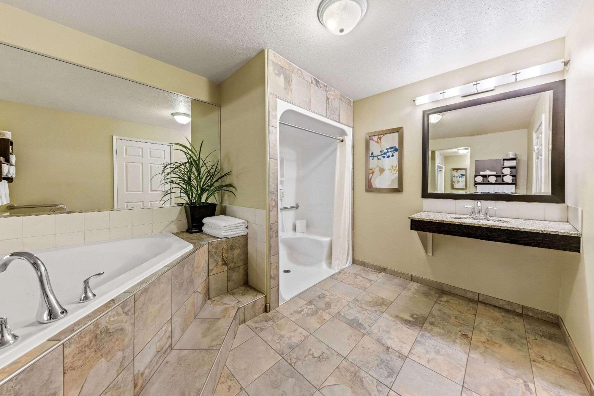 Hotel Wingate By Wyndham Calgary South Extérieur photo