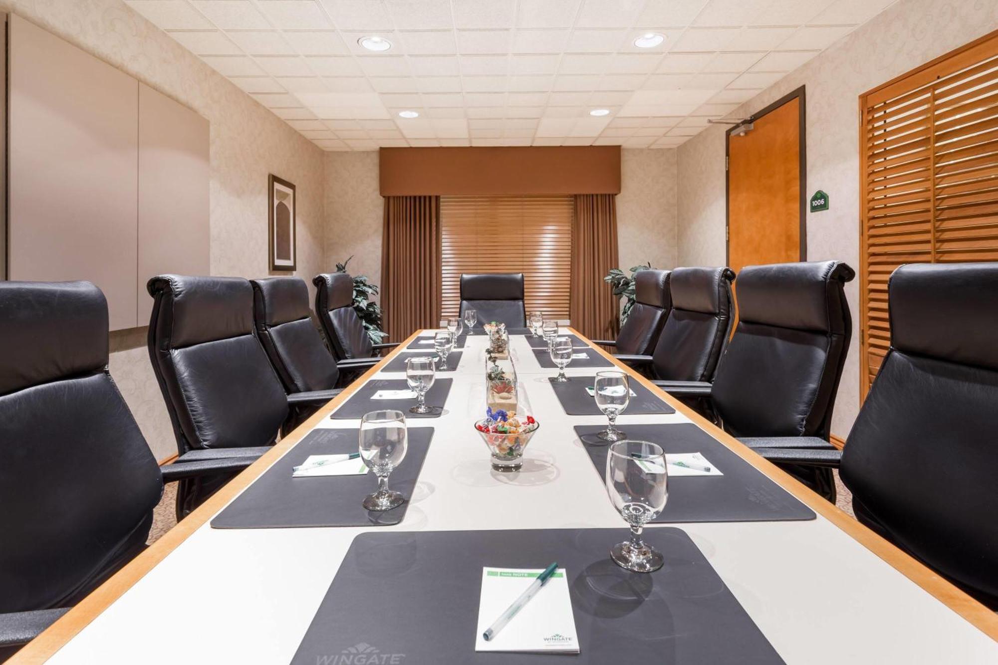 Hotel Wingate By Wyndham Calgary South Extérieur photo