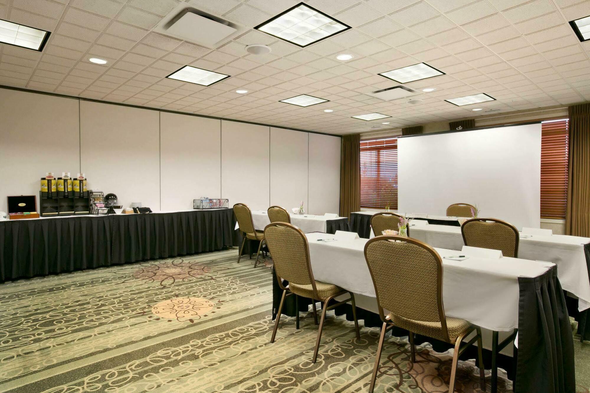 Hotel Wingate By Wyndham Calgary South Extérieur photo
